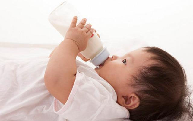 婴儿喝奶粉